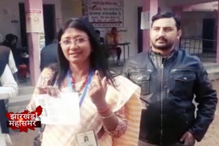 Political news of JMM candidate Mahua Majhi, Jharkhand Assembly Election, Polling Booth, Jharkhand, जेएमएम प्रत्याशी महुआ माजी,  झारखंड विधानसभा चुनाव, पोलिंग बूथ, झारखंड की राजनीतिक खबरें