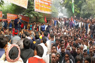 Protest against rent policy in Noida, protest of street vendors continues for third day