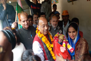 Vijay Goel dances with Pakistani refugees