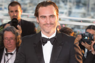 Joaquin Phoenix shooting for Mike Mills' film in extreme cold