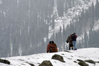وادی کشمیر میں برف باری جاری