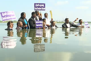 శ్రీబాగ్​ ఒడంబడికను అమలు చేయాలంటూ కర్నూలు న్యాయవాదుల జలదీక్ష