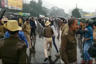 पुलिस ने किया लाठीचार्ज