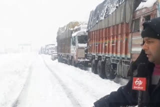 شدید برفباری کے سبب قومی شاہراہ بند