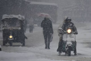 کشمیر میں برف باری سے معمولات زندگی مفلوج