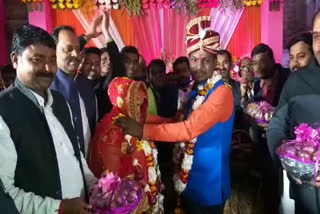packet of onion and garlic,onion price rise , groom and bride wore onion and garlic garland, jaipur news, जयपुर न्यूज