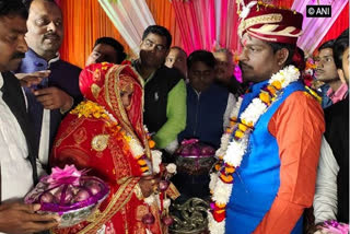 UP: Bride and groom exchange garlands of onion  garlic!  സവാളമാല വരണമാല്യമാക്കി ദമ്പതികള്‍