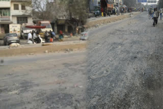 'Road to death' in Mayur Vihar Phase-3, Local people having problems