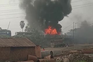 বাস জ্বালিয়ে কোনা এক্সপ্রেস ওয়েতে বিক্ষোভ