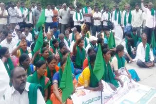 Protest in Mysore Nanjanagudu road,ಮೈಸೂರು-ನಂಜನಗೂಡು ರಸ್ತೆಯಲ್ಲಿ ಪ್ರತಿಭಟನೆ