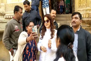 बॉलीवुड अभिनेत्री जूही चावला, Bollywood actress Juhi Chawla arrives in Jaisalmer,