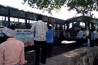 two buses hits in amaravathi