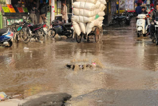 Public disturbed by sewer water flow on the road in Mehrauli