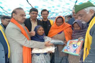 Lions Club Delhi Kiran distributed warm clothes to the people