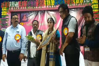 country's first transgender odissi dancer, transgender odissi dancer chinmayee tripathi, କିନ୍ନର ଓଡିଶୀ ନୃତ୍ୟଶିଳ୍ପୀ ଚିନ୍ମୟୀ ତ୍ରିପାଠୀ, ଦେଶର ପ୍ରଥମ କିନ୍ନର ଓଡିଶୀ ନୃତ୍ୟଶିଳ୍ପୀ