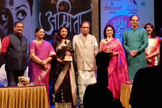 Smita Patil Memorial Award has given to senior actresses Deepti Naval and Mrunal Kulkarni