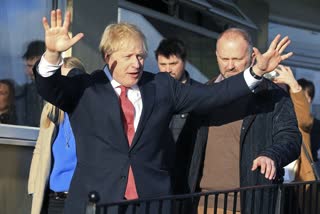 Britain PM boris johnson waving hands, பிரிட்டன் பிரதமர் போரிஸ் ஜான்சன்