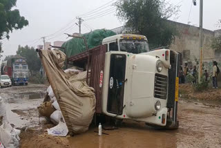 मूंगफली से भरी पिकअप पलटी,  Peanut-filled pickup overturned,  damaged road in Churu,  चूरू में क्षतिग्रस्त सड़क