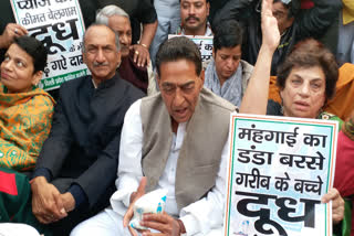 protest of Congress against the increased prices of milk in Delhi