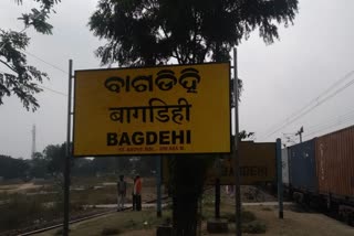 lady jumped from running train, jharsuguda latest news, lady injured after jumping from running train, ଝାରସୁଗୁଡା ଲାଟେଷ୍ଟ ନ୍ୟୁଜ୍‌, ଚଳନ୍ତା ଟ୍ରେନରୁ ଡେଇଁ ଯୁବତୀ ଗୁରୁତର, ଚଳନ୍ତା ଟ୍ରେନରୁ ଡେଇଁଲେ ଯୁବତୀ