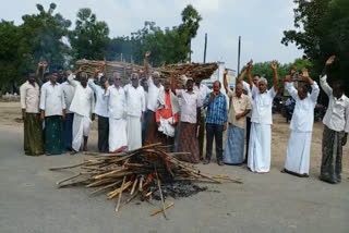 subabul farmers protest on road in nawabupeta