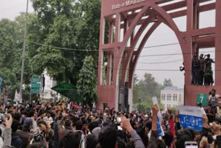 Jamia Millia Islamia university closed till January due to cab protest  ஜாமிய மில்லியா பல்கலைகழக மாணவர் போராட்டம்  ஜாமிய பல்கலைக்கழக மாணவர் போராட்டம்  ஜாமிய பல்கலைக்கழகம் விடுமுறை அறிவிப்பு  jamia university announcedd leave  jamia university student protest current updates