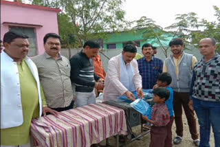 Vaishya Mahasammelan distributed sweaters to needy children in amarwara chhindwara