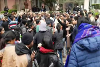 DU students group clash during protest against lathicharge on Jamia students