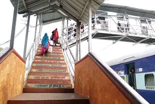 Elderly woman dies by sliding down the footover bridge stairs