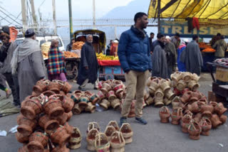 کشمیر میں معمولات زندگی پٹری پر آنے لگی ہے