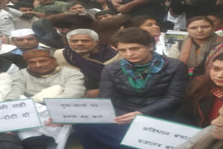 Priyanka Gandhi  symbolic protest  India Gate  പ്രിയങ്ക ഗാന്ധി  ജാമിയ മിലിയ  ഭറണഘടന  എ കെ ആന്‍റണി  അഹമ്മദ് പട്ടേല്‍  ദേശീയ പൗരത്വ ഭേദഗതി നിയമം  വിദ്യാര്‍ഥികള്‍