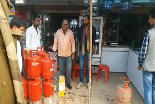 guerrilla-action-of-the-administration-against-gas-refilling-in-rewa