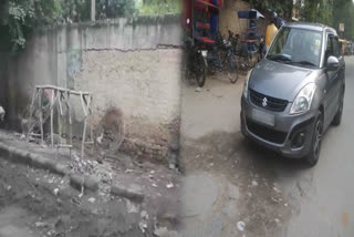 Passengers disturbed by worst condition of roads of Patparganj