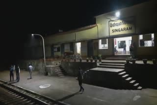 jagdalpur-raurkela express, jagdalpur-raurkela express stuck, train stops for 2 hours, singaram station of koraput, defect in engine, ଜଗଦଲପୁର-ରାଉରକେଲା ଏକ୍ସପ୍ରେସ, ହୀରାଖଣ୍ଡ ଏକ୍ସପ୍ରେସ, 2 ଘଣ୍ଟା ଅଟକିଲା ଟ୍ରେନ, ଇଞ୍ଜିନ ଖରାପ ଯୋଗୁଁ ଅଟକିଲା ଟ୍ରେନ