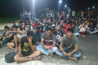 protest at thiruvarur central college