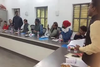 नगर पालिका की साधारण सभा में हुआ हंगामा  मुख्य मार्ग पर टाइल्स लगाने की मांग की  अलवर में पालिका अध्यक्ष उर्मिला रामेश्वर सैनी की साधारण बैठक  तिजारा कस्बे  के नगर पालिका भवन में साधारण बैठक  Councilor Kaluram Sharma demanded to the put tiles  Uproar in the general assembly of the municipality  बैैठक में अग्निशमन अधिकारी श्याम सुंदर यादव मौजूद  पूरे कस्बे में बिजली के 100 पोल लगाए