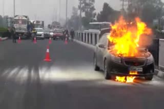 fire in a moving car near panipat toll plaza