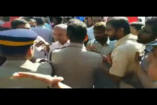 HARTHAL  Harthal in kasargod clash between activists and police  Citizenship amendment bill  clash between activists and police  കാസർകോട് ഹർത്താൽ ഭാഗികം; പൊലീസിന് നേരെ കൈയ്യേറ്റ ശ്രമം