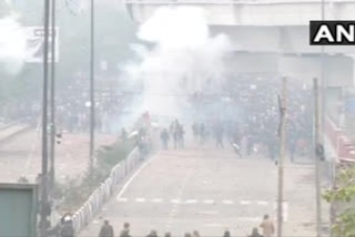 Police use tear gas shells to disperse the protesters after a clash broke out between police and protesters  ഡല്‍ഹി ജഫ്രാബാദ് മേഖലയില്‍ പ്രതിഷേധം ശക്തമാകുന്നു  ഡല്‍ഹിയില്‍ പ്രതിഷേധം ആളിക്കത്തുന്നു