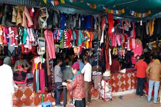 With the increasing cold in Junagadh, the hot clothing market in action