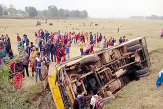 School bus overturned in Ranchi, school student injured in bus accident, latest news of Jharkhand, रांची में स्कूल बस पलटी, बस दुर्घटना में स्कूली छात्र घायल, झारखंड की ताजा खबरें