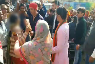 women leaders of BJP fight on road in Ashoknagar