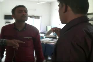 fake journalist misbehaviour, misbehaviour with journalist in bargarh, bargarh latest news, ବରଗଡ ଲାଟେଷ୍ଟ ନ୍ୟୁଜ୍‌, ନକଲି ସାମ୍ବାଦିକଙ୍କ ଦୁର୍ବ୍ୟବହାର, ବରଗଡରେ ସାମ୍ବାଦିକଙ୍କୁ ଦୁର୍ବ୍ୟବହାର