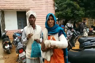 Elderly couple forced to wander for a month