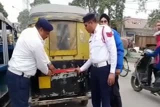 traffic police put reflectors on vehicles in yamunanagar