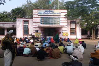 tribals-are-on-strike-demanding-compensation-khargone