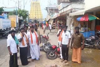 Hindu Makkal party protest for proper road facility on ramanathasamy temple area
