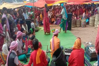 Government giving information about schemes to tribals through folk artists