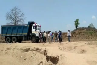 sand mafia attacked on Revenue department team in hoshangabad