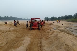 बालू ढुलाई धड़ल्ले से जारी, लोगों को धरपकड़ का डर दिखाकर मोटी रकम वसूल रहे कारोबारी